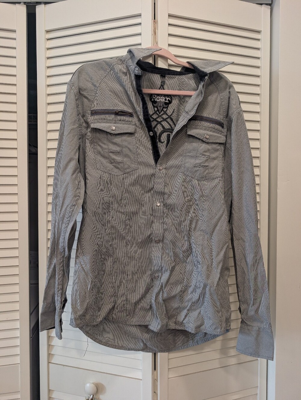 ROAR Black & White/Gray Striped Button-Up Shirt Size XL